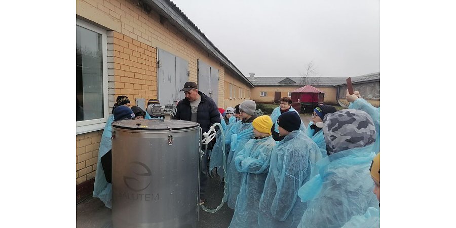 Радунские школьники побывали на экскурсии в КСУП «Дотишки»