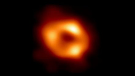 Ученые представили первое в истории изображение черной дыры в центре Млечного Пути