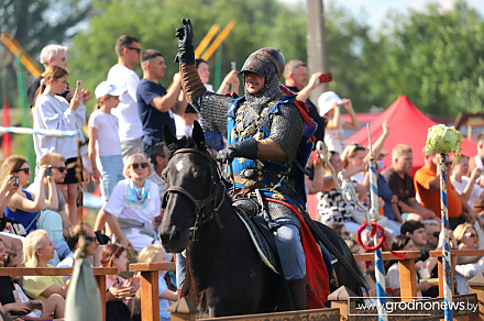 В Зельве стартовал фестиваль «Легендарные эпохи» — погружение в историю началось с парада героев
