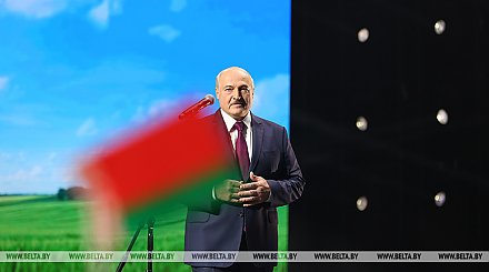 Лукашенко неожиданно приехал на женский форум "За Беларусь"
