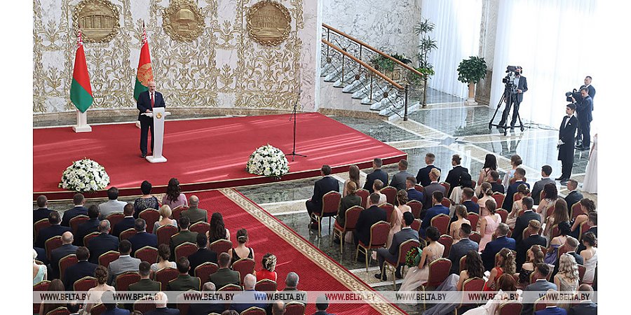 "У вас есть достойный и мощный бэкграунд" -Александр Лукашенко открыл Республиканский бал выпускников