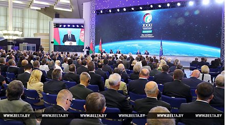 Александр Лукашенко отмечает уверенное развитие космической отрасли в Беларуси