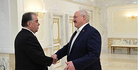 Александр Лукашенко на встрече с Эмомали Рахмоном заявил о готовности наращивать товарооборот и поддержал открытие мощного торгового центра