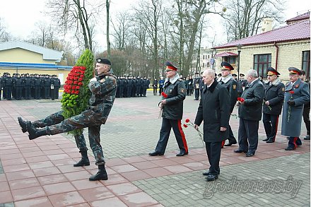 Парад в центре, раритетные автомобили и торжественный митинг. В Гродно отпраздновали День милиции (+видео)