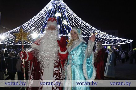 Дружное и очень громкое «раз, два, три, елочка, гори!» торжественно зажгло главную елку района на площади в Вороново (+ВИДЕО)
