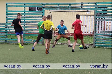 В Вороново школьники сыграли в мини-футбол с подучетными учащимися колледжа