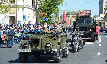 "Пробег Победы" в Гродно: оригинальный мотоцикл военного времени и автомобиль-амфибия