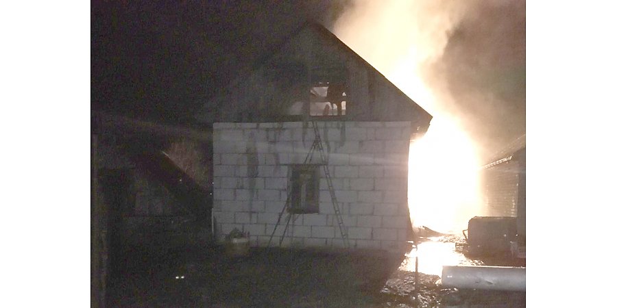 В Вороновском районе горел гараж 