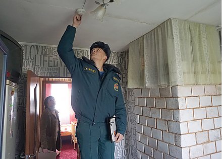 Внимание каждому дому уделяют вороновские спасатели