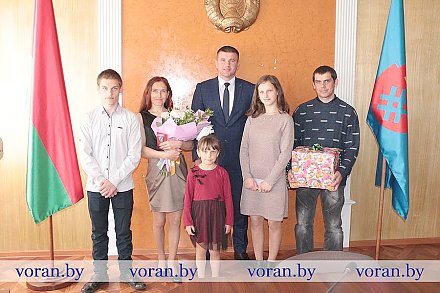 В преддверии Дня семьи жительницу Вороновского района наградили орденом Матери
