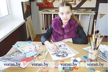 В окнах редакции «Воранаўскай газеты» появились детские рисунки на военную тематику. Таким образом журналисты напоминают своим землякам о приближении памятной даты