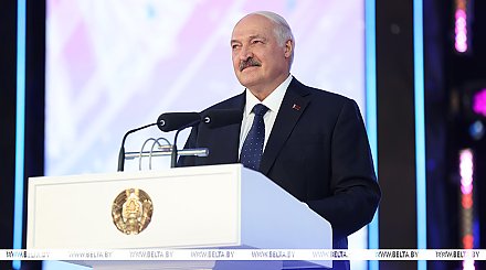 Районный образец, белорусские "датчанки", и васильковый букет. Итоги недели Президента