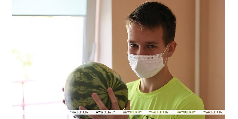 Президент передал партию собранных с личного подворья арбузов пациентам детской инфекционной больницы Минска