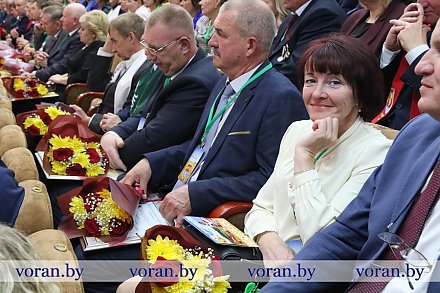 Животновод экспериментальной базы «Погородно» Аксана Шадюль работает няней для теляток