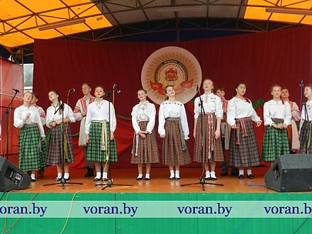 Песняй і танцам віталі гасцей