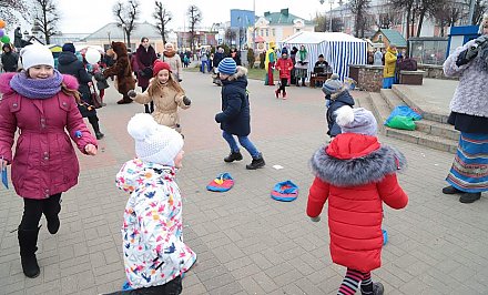 “100 друзей”, батлейка и кругосветное путешествие: как развлекались маленькие гости “Дажынак” на детской площадке