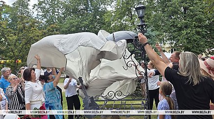 Дань памяти песняру. На бульваре Мулявина в Минске появился новый музыкальный арт-объект