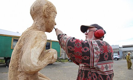 Деревянные скульптуры украсят Вертелишки к 19 мая. В этот день здесь встретят эстафету огня «Пламя мира»
