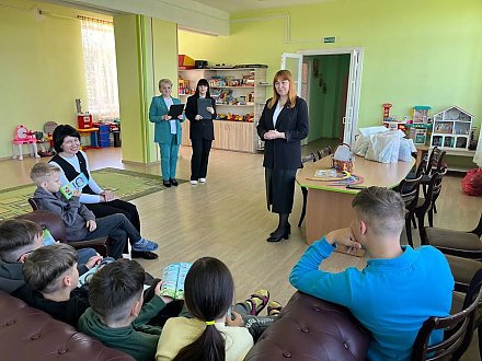 В преддверии Дня защиты детей уже третий год подряд участники волонтерского движения и работники Вороновской районной библиотеки запускают благотворительную акцию «Каждому ребенку – праздник»