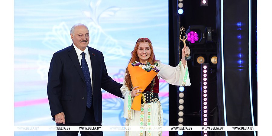 Гран-при детского музыкального конкурса получила белоруска Елизавета Цуприк. Награду вручил Александр Лукашенко