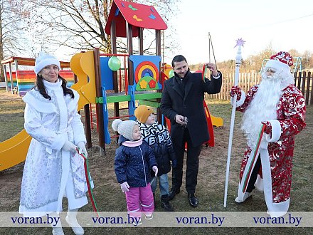 Накануне рождественских и новогодних праздников детские игровые комплексы установлены в Радунском детском саду и в детском саду №4 в г.п. Вороново