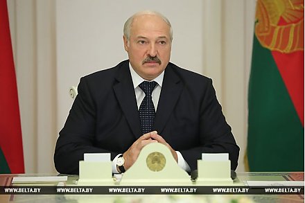 О финансовой стабильности и суперкомбайнах: Александр Лукашенко собрал на совещании экономический штаб страны