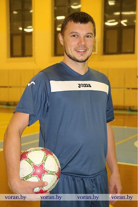 Врач Вороновской больницы Дмитрий Белькевич с детства увлекается футболом. И в этом году осуществилась его давняя мечта — играть вместе с командой в лиге
