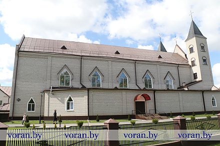Нябеснае святло ў шкле адлюстравана. У свята Божай Міласэрнасці ў воранаўскім касцёле асвяцілі вітражы