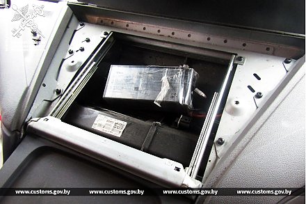 Из-за предпринятой водителем попытки спрятать в тайнике от таможенного контроля аккумулятор, литовская фирма-перевозчик может лишиться тягача