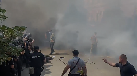 У офиса Зеленского началась потасовка между националистами и полицией