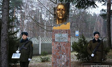 Открытием таблички памяти Дмитрия Карбышева ознаменовалось начало нового учебного года в 557-ой инженерной бригаде в Гродно