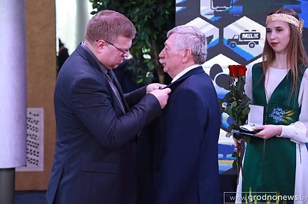 Нагрудным знаком отличия Министерства сельского хозяйства и продовольствия «За заслугі ў сельскай гаспадарцы» награжден животновод фермы «Еделевцы» сельхозпредприятия «Мисевичи» Вацлав Сонько