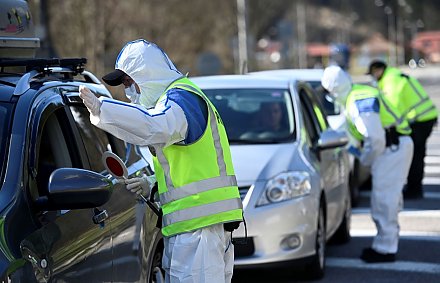 Коронавирус: соседние страны закрывают границы для иностранцев