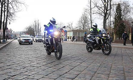 Чеканя шаг и выверяя каждое движение. В Гродно прошел торжественный марш, приуроченный ко Дню милиции (+видео)