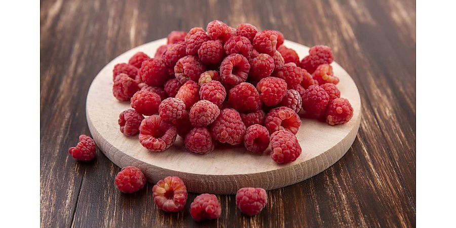 Чем подкормить малину весной для большого урожая