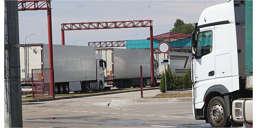 "Всего одна фура в час из 31 возможной". Литовское направление остается самым загруженным на пути в ЕС