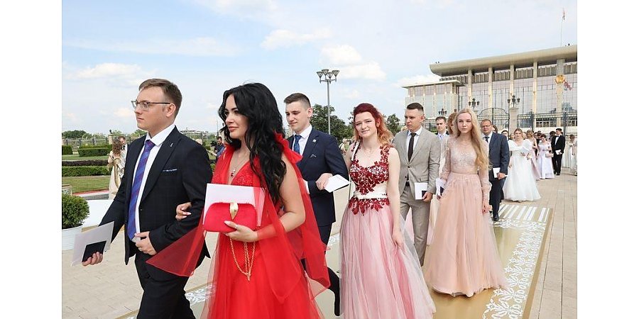 120 лучших представителей гродненских вузов отправились на Республиканский праздник выпускников. Ребята поделились своими ожиданиями от предстоящего события