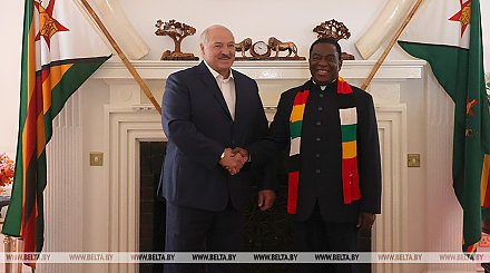 Президенты Беларуси и Зимбабве Александр Лукашенко и Эммерсон Мнангагва проводят официальные переговоры