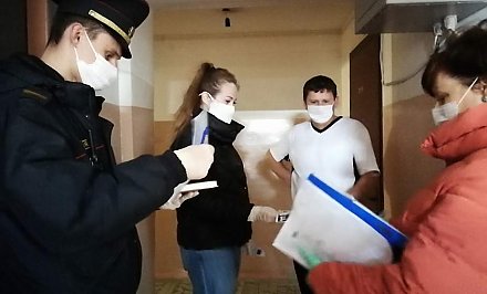 В Гродно медицинские работники совместно с РОВД проверяют, как соблюдают режим самоизоляции прибывшие из-за границы
