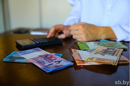 В Минтруда рассказали об особенностях оплаты декрета работающим студенткам-очницам