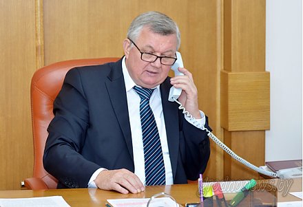 Субботнюю телефонную линию провел первый заместитель председателя облисполкома Иван Жук