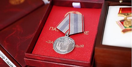 Роман Головченко вручил госнаграды представителям различных сфер