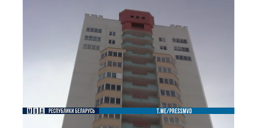 В Гродно девушка пыталась спрыгнуть с высотки и покончить с собой. Ее спасли сотрудники ОМОН