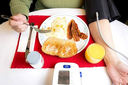 Бьется сильно сердце после еды: причины и что делать