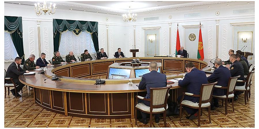 Александр Лукашенко собрал совещание по вопросам обеспечения безопасности и охране границы