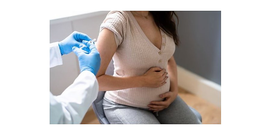 Одна защита на двоих. Заведующая женской консультацией объяснила, почему важно получить прививку против гриппа беременным женщинам