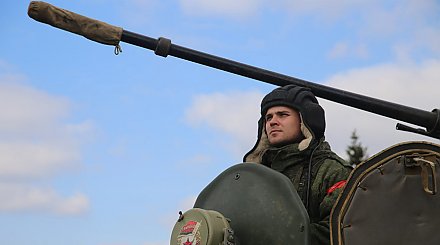 Колонны бронетехники и автомобилей выдвинулись в район проверки боевой готовности ВС