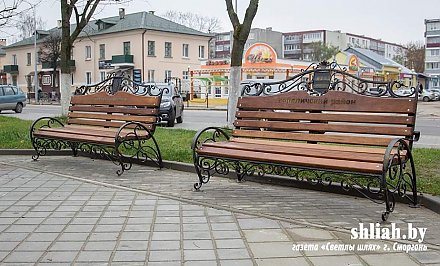 В Сморгони на пешеходном бульваре начали установку скамеек с гербами всех районов Гродненщины