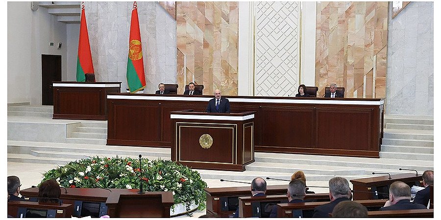 О суверенитете и давлении Запада: политологи и эксперты анализируют встречу Александра Лукашенко с парламентариями