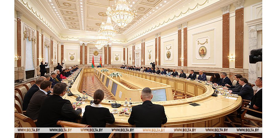 Нельзя выбрасывать из истории события, которые повлияли на жизнь страны. Кочанова о главных тезисах встречи Президента с экспертным сообществом  